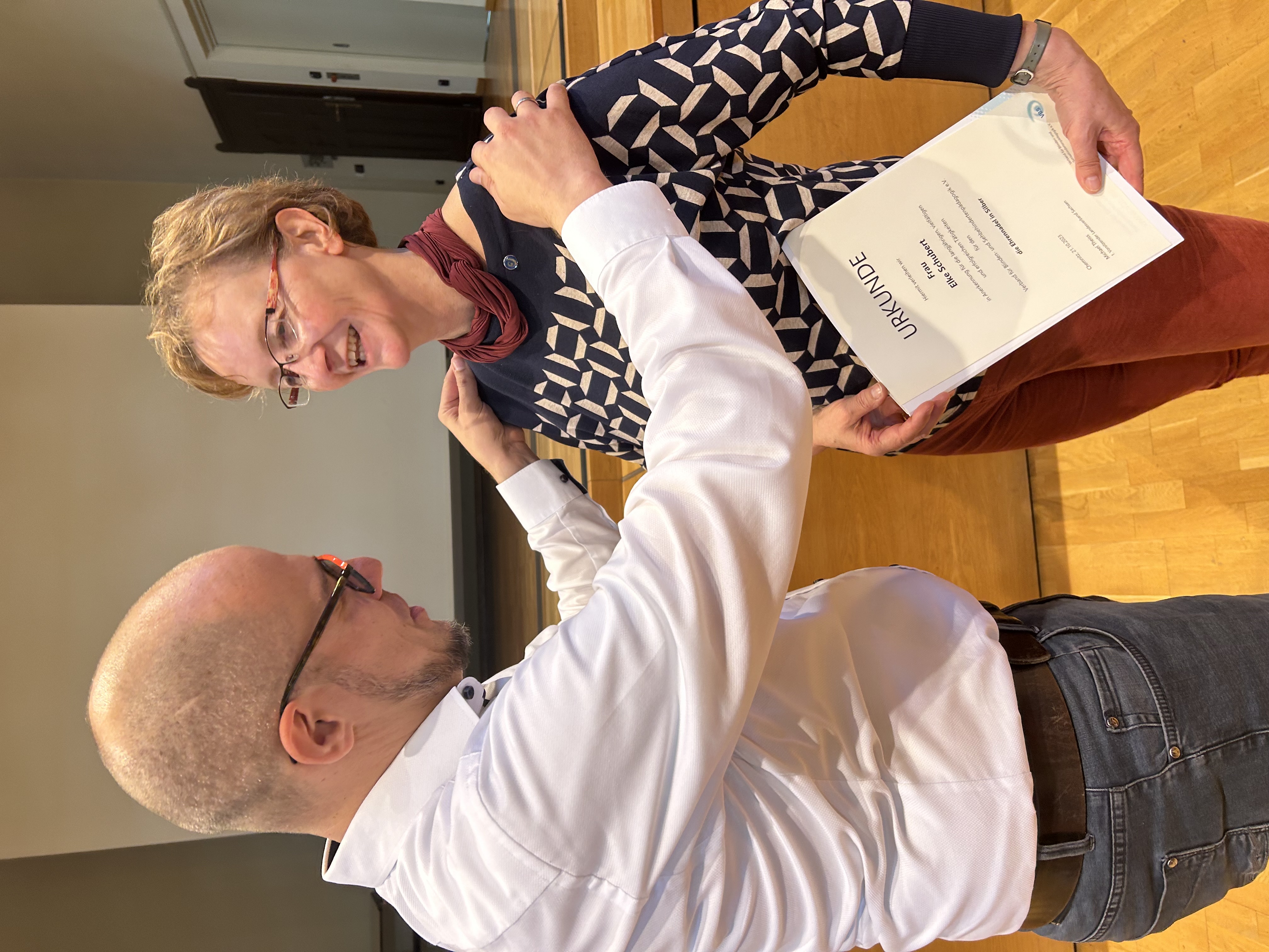 Elke Schubert erhält die Anstecknadel von Michael Theiss